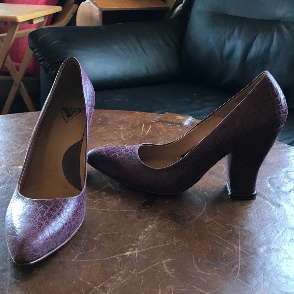 Fluevog Gail purple crocodile pumps 7.5 NEW